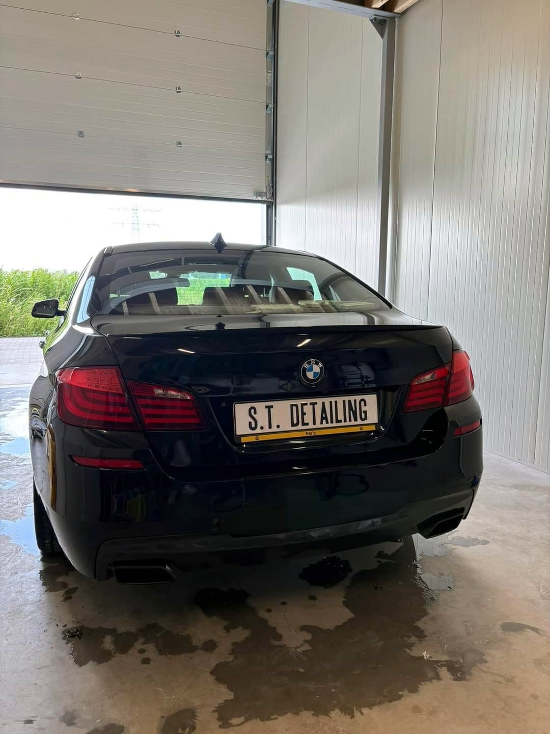 Zwarte BMW na de behandeling, klaar om opgehaald te worden bij S.T. Detailing in Franeker