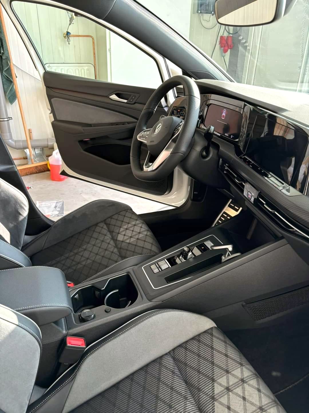Interieur van een Volkswagen Golf na behandeling door S.T. Detailing, gedetailleerd en schoon afgeleverd